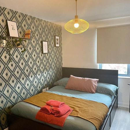 Family Friendly Maritime Apartment Суонзи Екстериор снимка