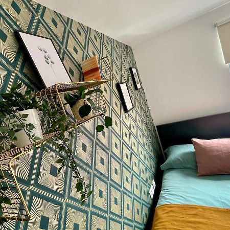 Family Friendly Maritime Apartment Суонзи Екстериор снимка