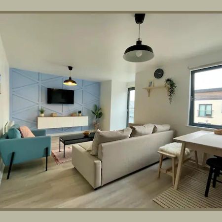 Family Friendly Maritime Apartment Суонзи Екстериор снимка