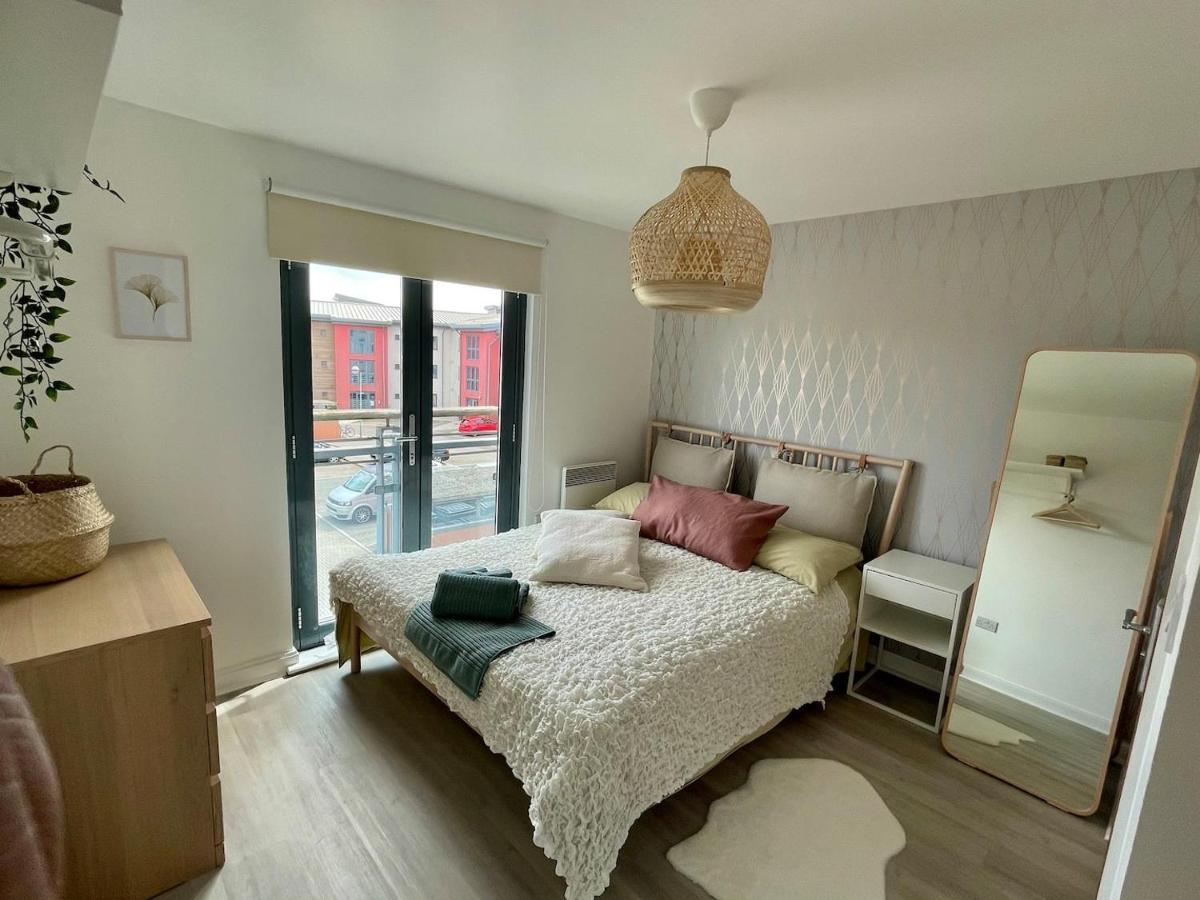 Family Friendly Maritime Apartment Суонзи Екстериор снимка