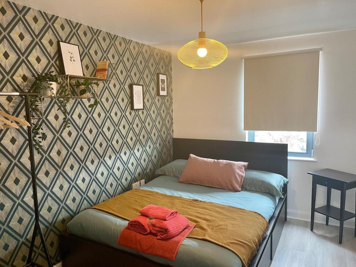 Family Friendly Maritime Apartment Суонзи Екстериор снимка