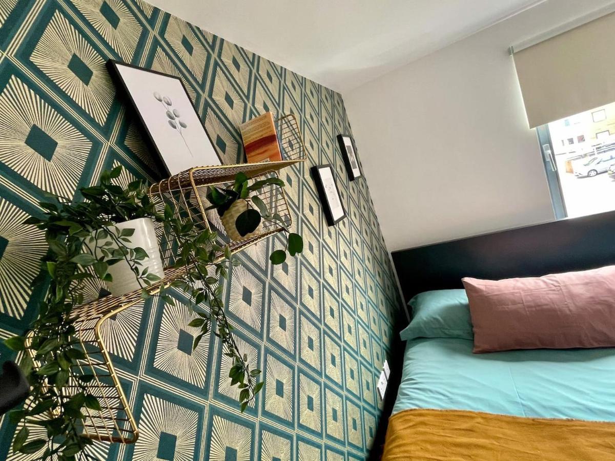 Family Friendly Maritime Apartment Суонзи Екстериор снимка