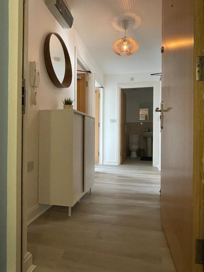 Family Friendly Maritime Apartment Суонзи Екстериор снимка