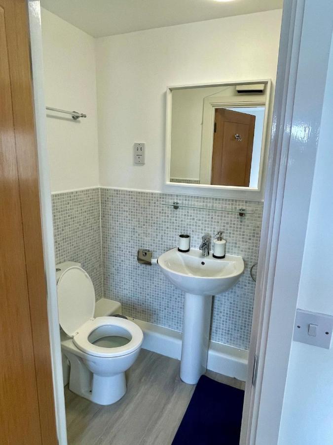 Family Friendly Maritime Apartment Суонзи Екстериор снимка