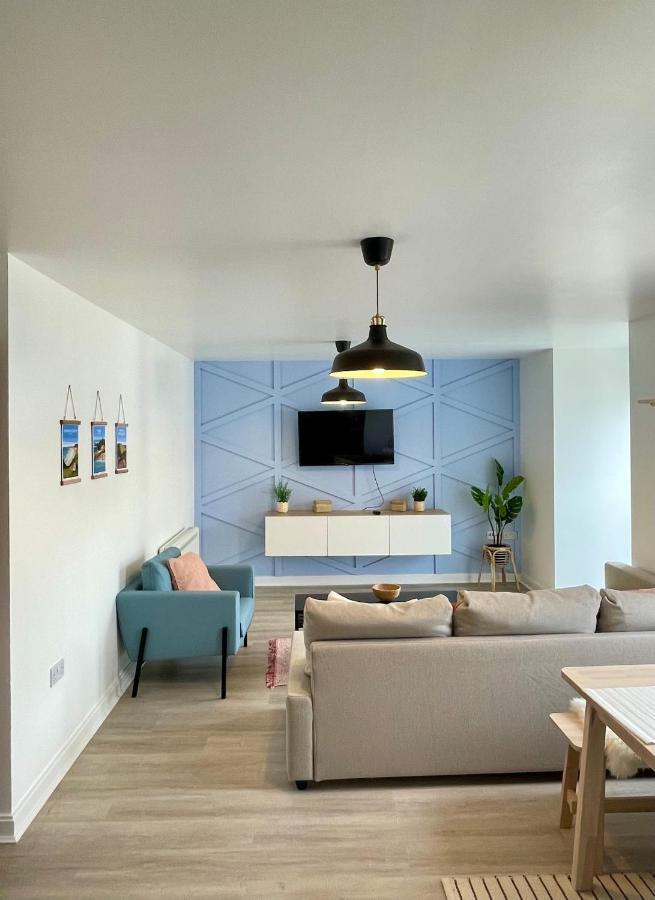 Family Friendly Maritime Apartment Суонзи Екстериор снимка
