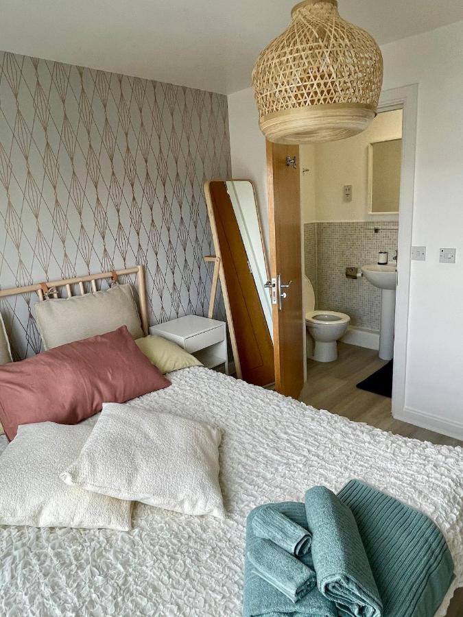 Family Friendly Maritime Apartment Суонзи Екстериор снимка
