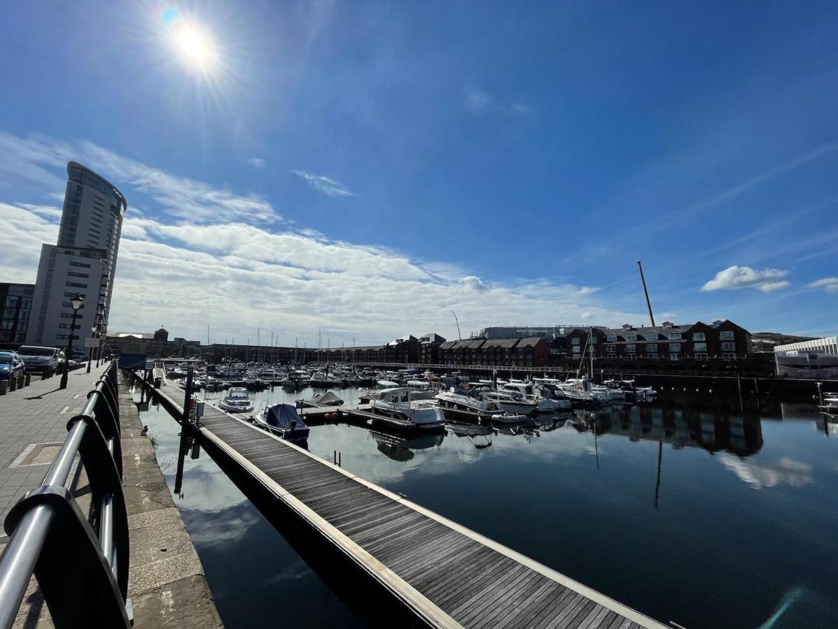 Family Friendly Maritime Apartment Суонзи Екстериор снимка