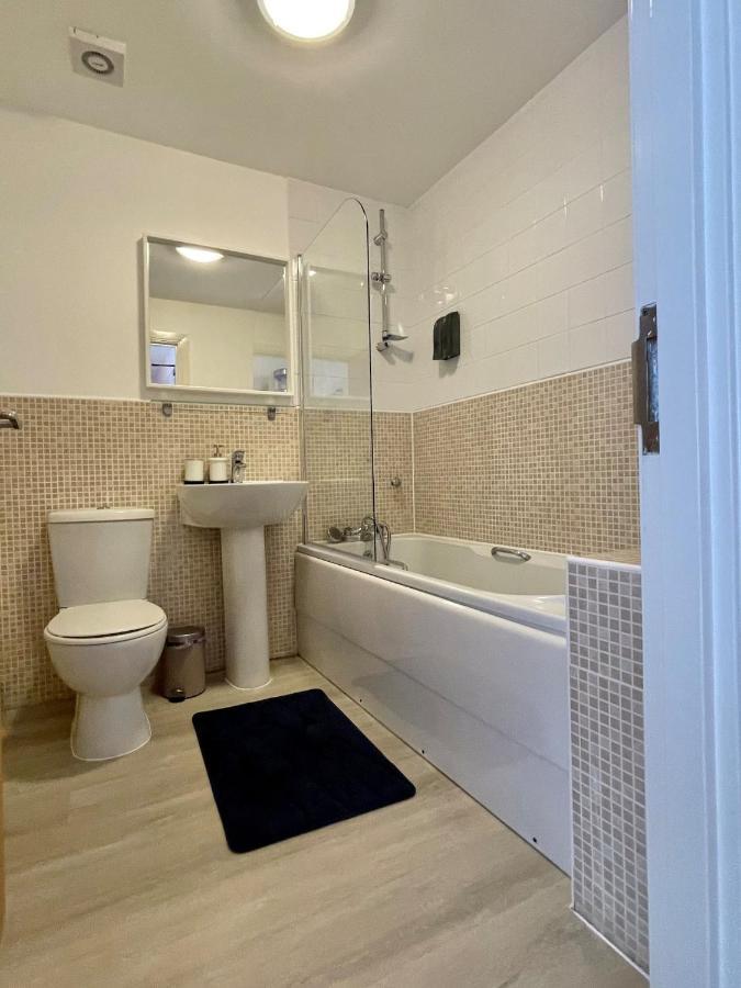 Family Friendly Maritime Apartment Суонзи Екстериор снимка
